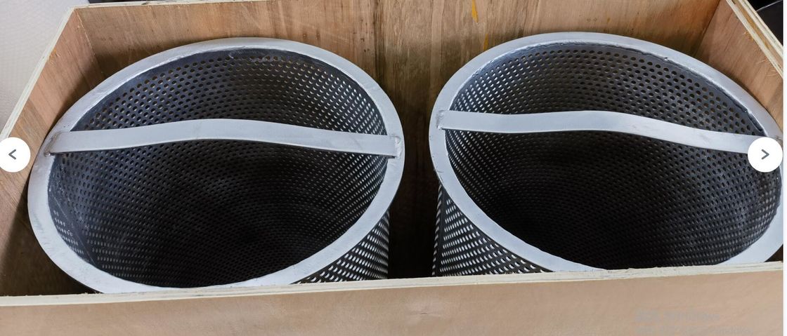 Sostituire un nuovo filtro in acciaio inossidabile nel vecchio rivestimento del filtro dell'acqua di mare